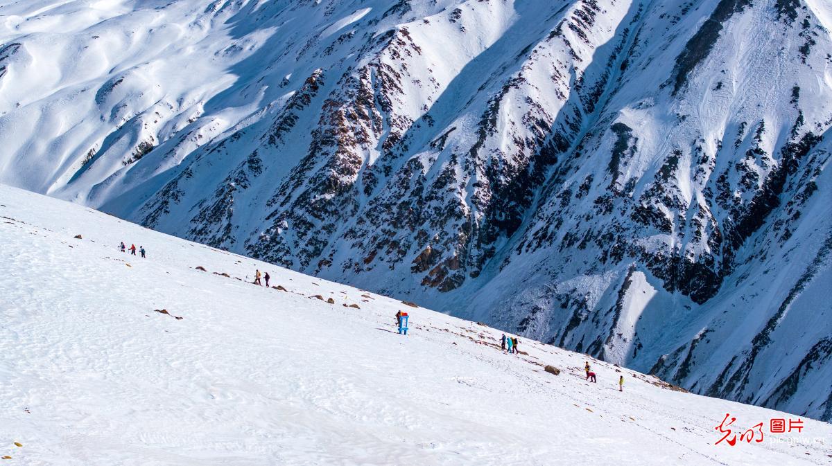 岗什卡雪峰登山游持续升温