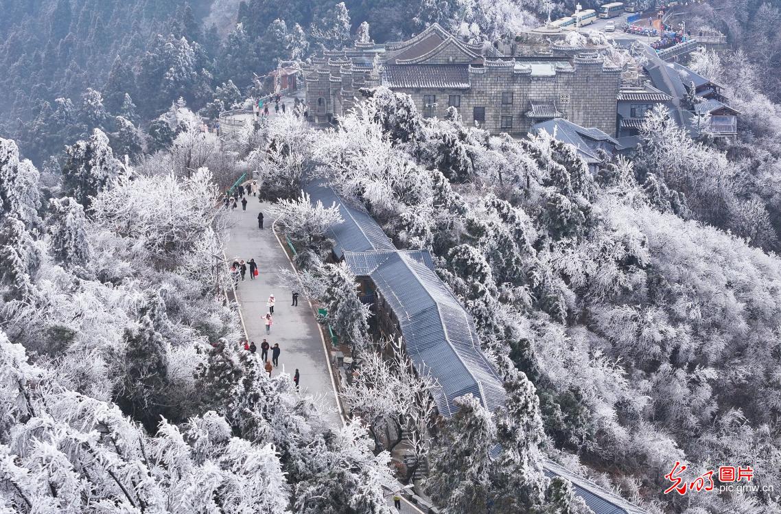 冰雪南岳引游人