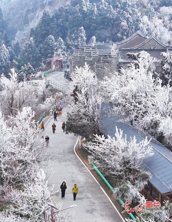 冰雪南岳引游人