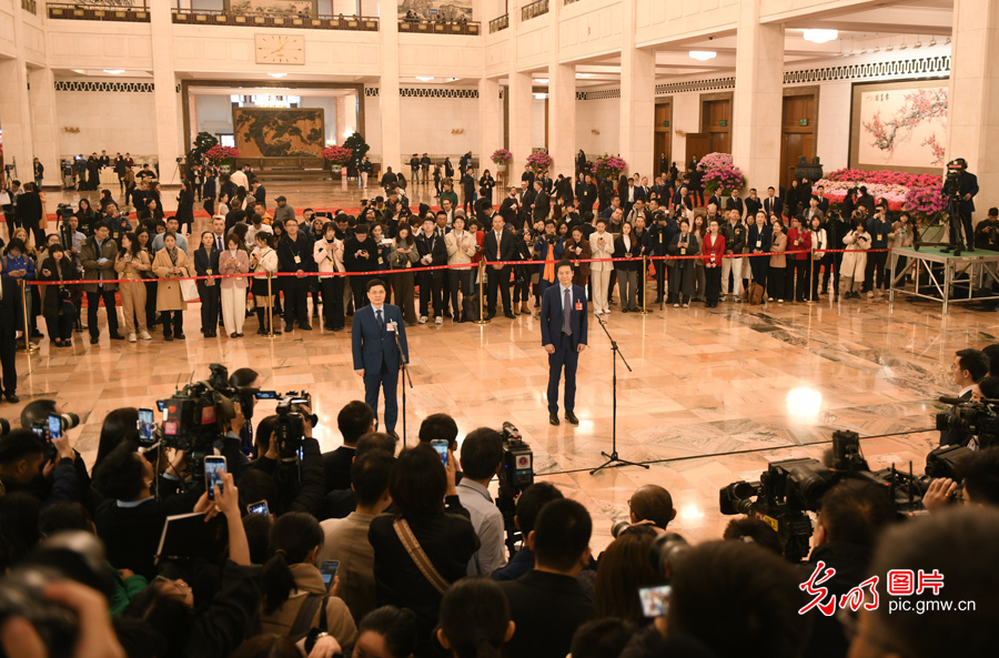 【两会“镜”相】十四届全国人大三次会议首场 “代表通道” 传递履职强音