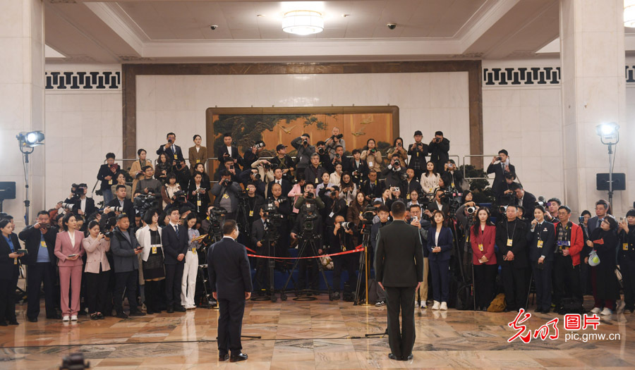 【两会“镜”相】十四届全国人大三次会议首场 “代表通道” 传递履职强音