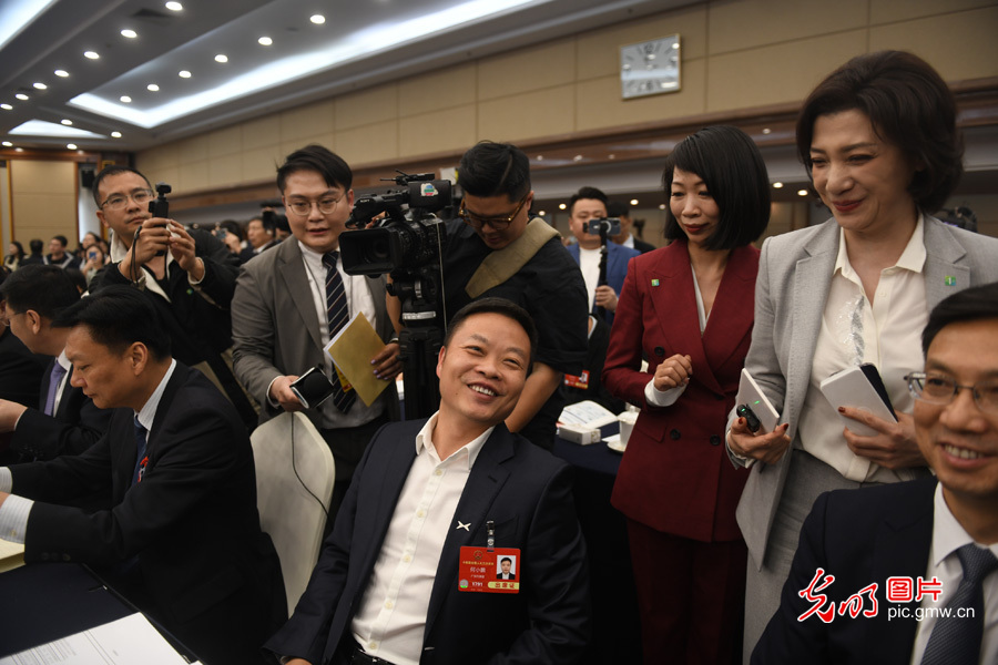 【两会“镜”相】广东代表团举行开放团组活动