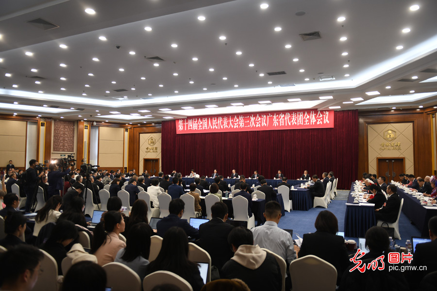 【两会“镜”相】广东代表团举行开放团组活动
