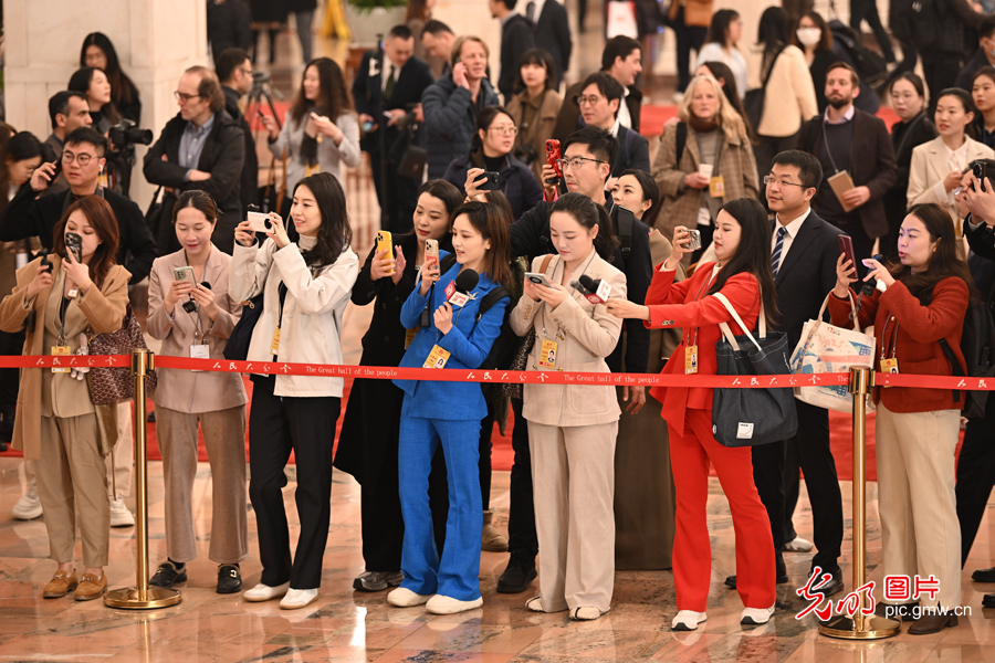 【两会“镜”相】巾帼展英姿 不可或缺“她力量”