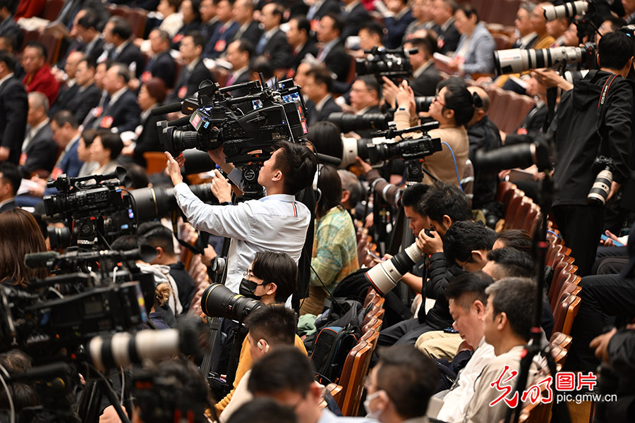 【两会“镜”相】十四届全国人大三次会议举行第二次全体会议