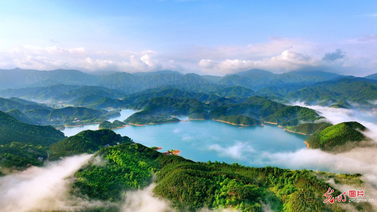 天堂湖景美如画