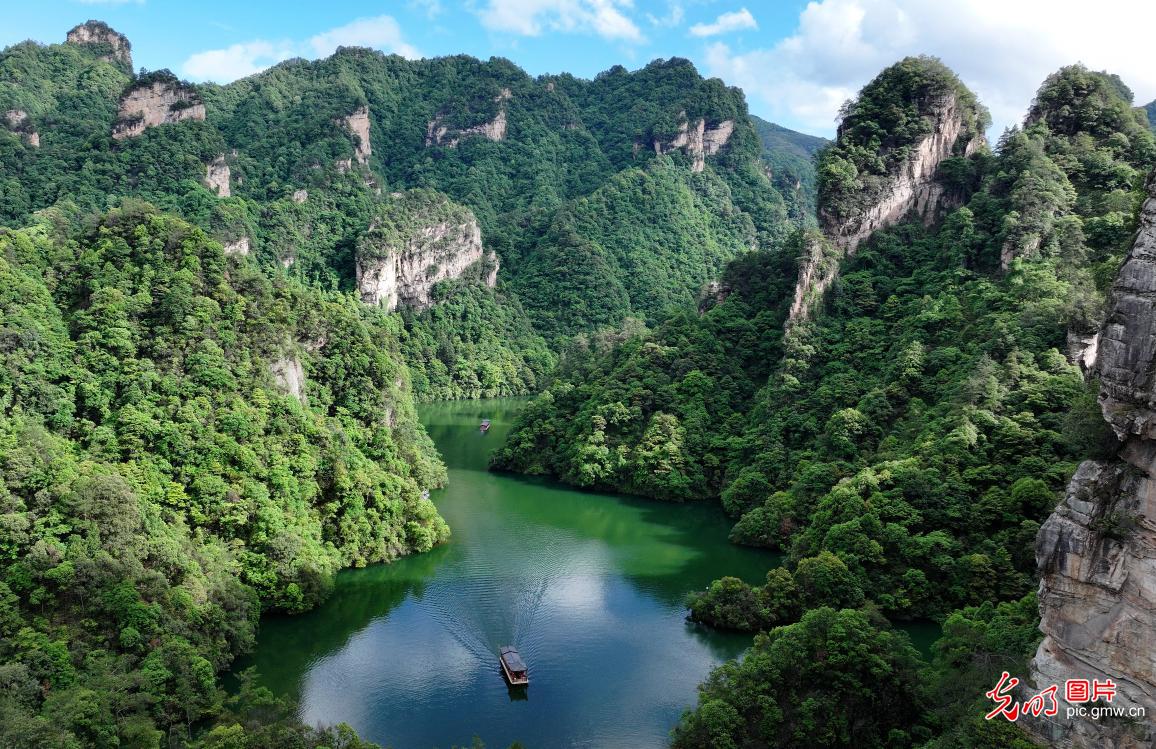 峰湖翠韵