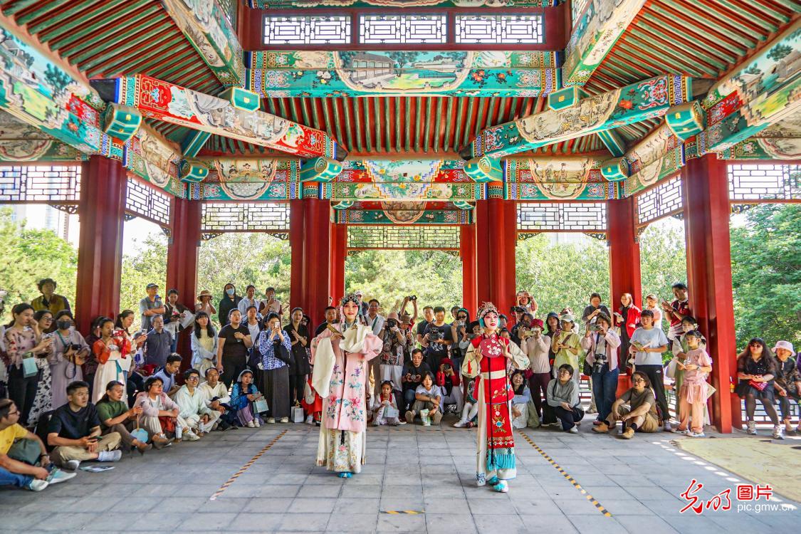 实景+外景昆曲《牡丹亭》亮相天津中华依园