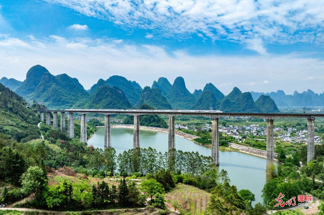 “山水列车”景观美