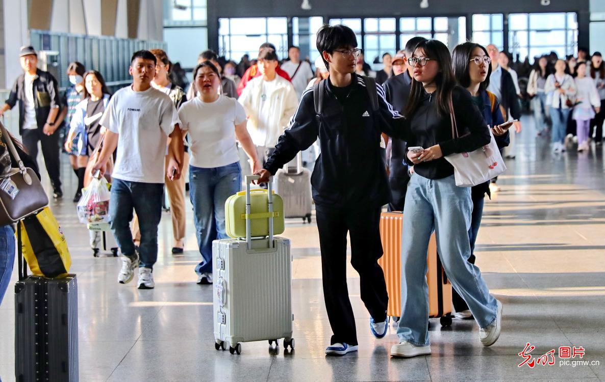 全国铁路迎来端午假期客流返程高峰