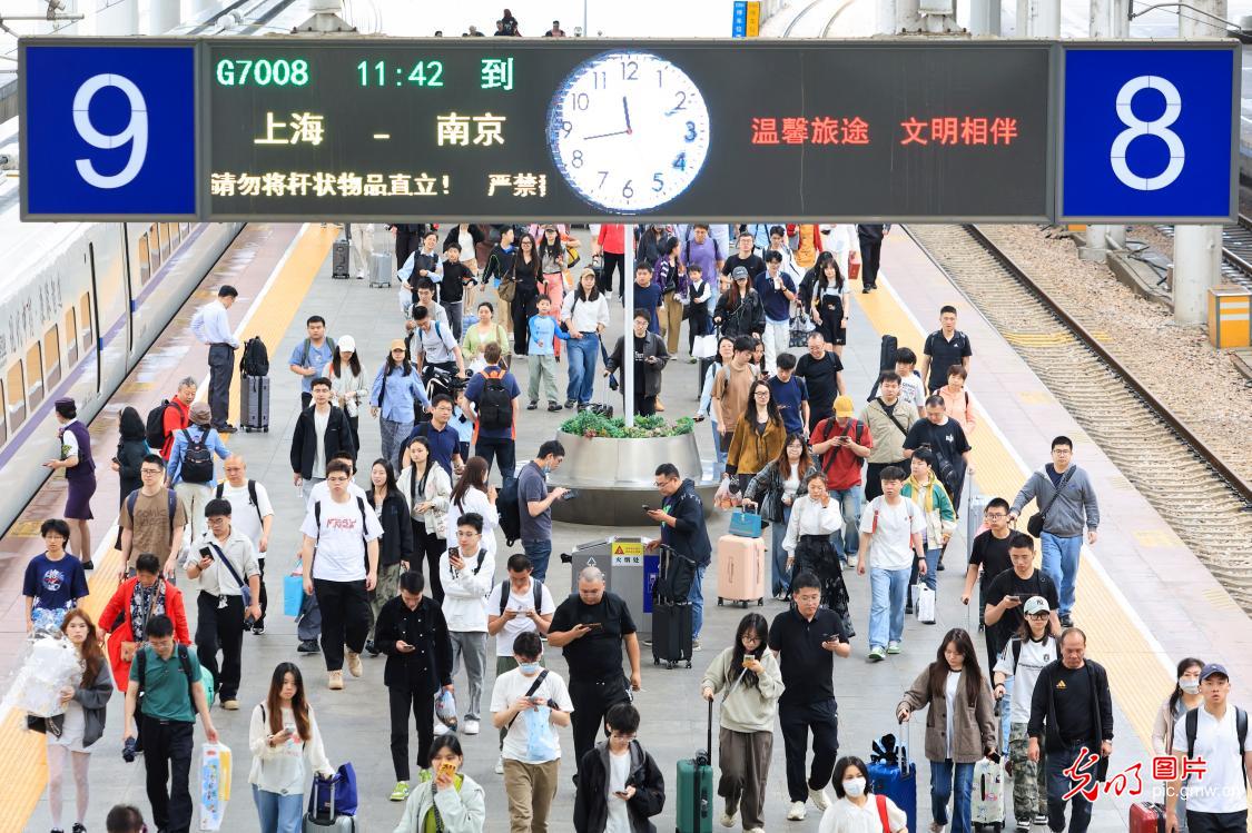 全国铁路迎来端午假期客流返程高峰