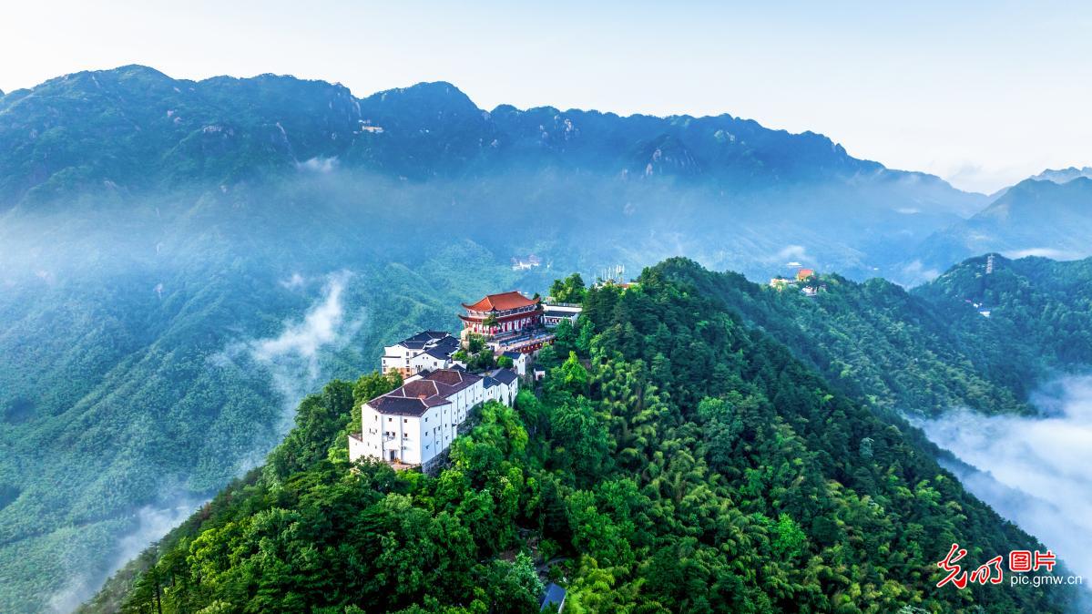 九华山云雾缭绕如仙境