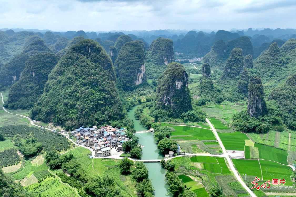 五彩田园织锦绣 山水村寨入画来