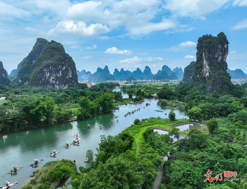 广西阳朔：碧水青山引客来