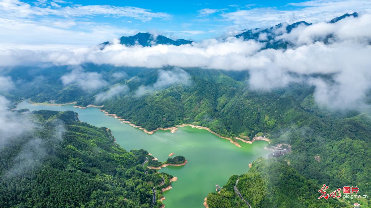 将军湖水秀山清景色迷人
