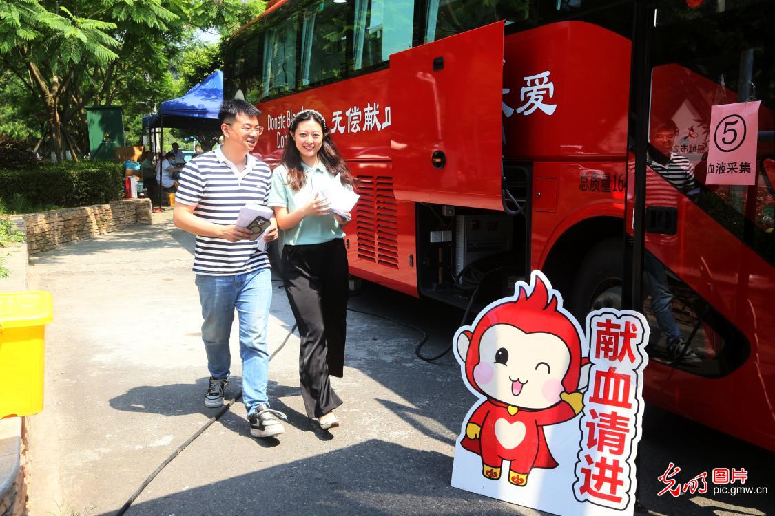 无偿献血 传递爱心