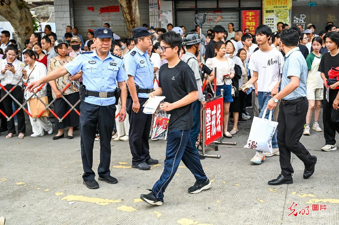 安徽省中考启幕 72万余学子赴考逐梦