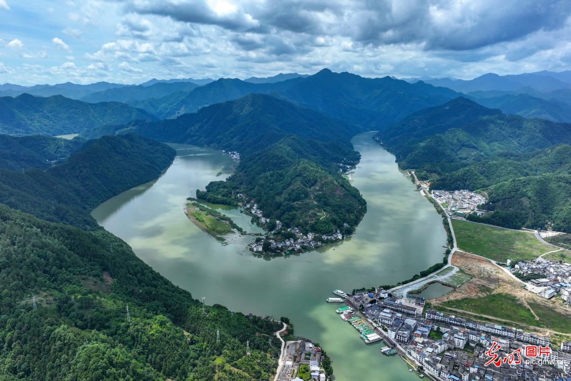 新安江畔风光旖旎