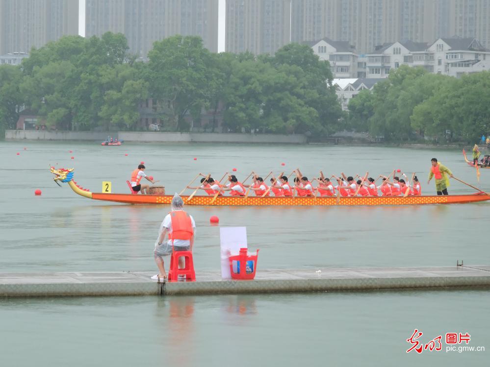 安徽芜湖首届高校大学生龙舟赛开桨