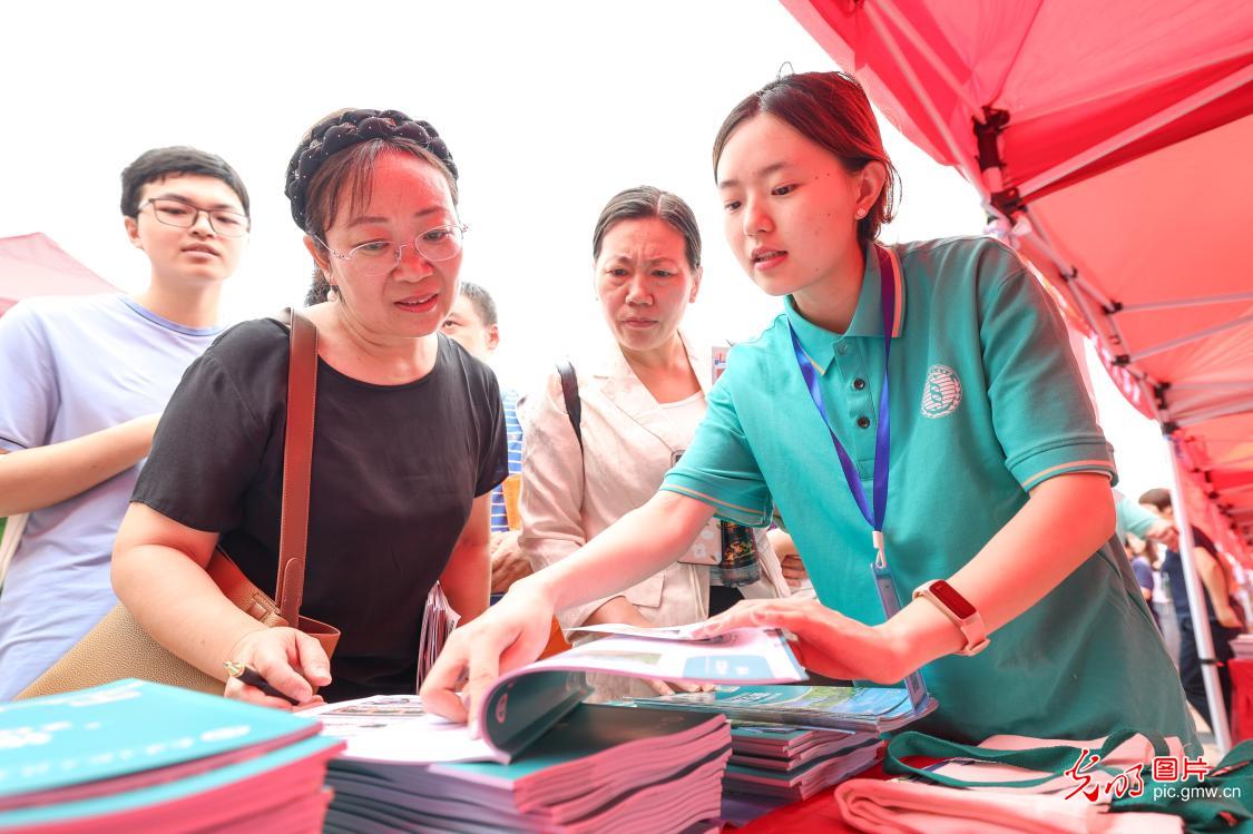 高校高招咨询密集展开 护航考生志愿路