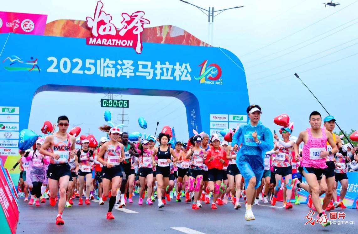 2025临泽马拉松赛开赛 五千名选手畅跑丝路古城