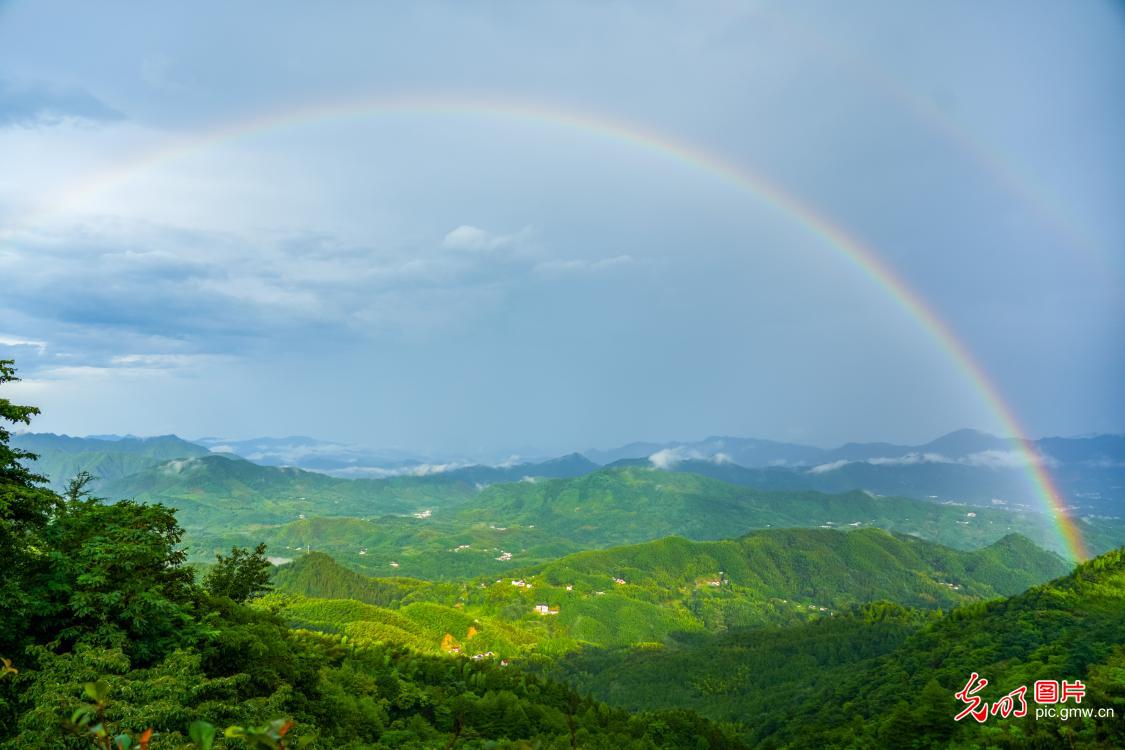 雨过天晴多地现彩虹景象