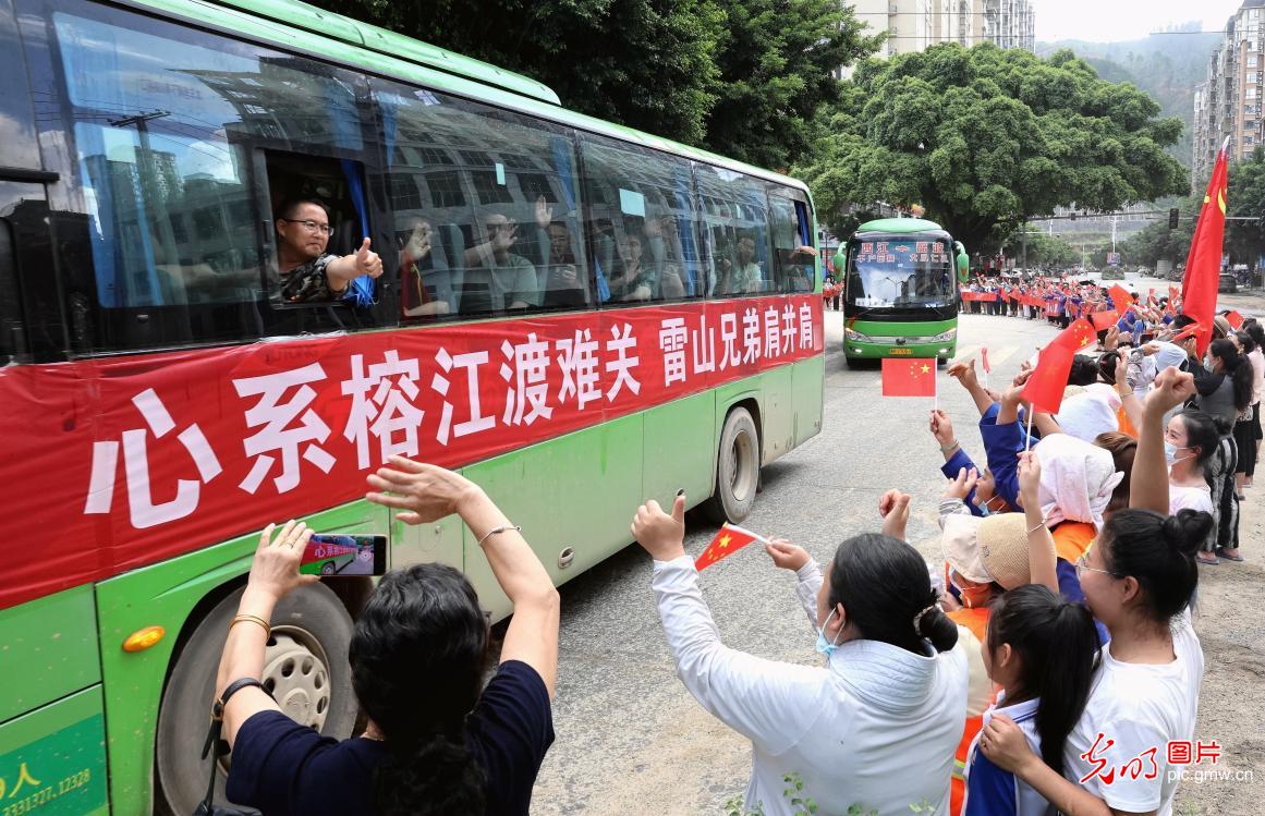 贵州榕江:群众送别抗洪抢险救援队伍 贵州榕江:群众送别抗洪抢险救援队伍