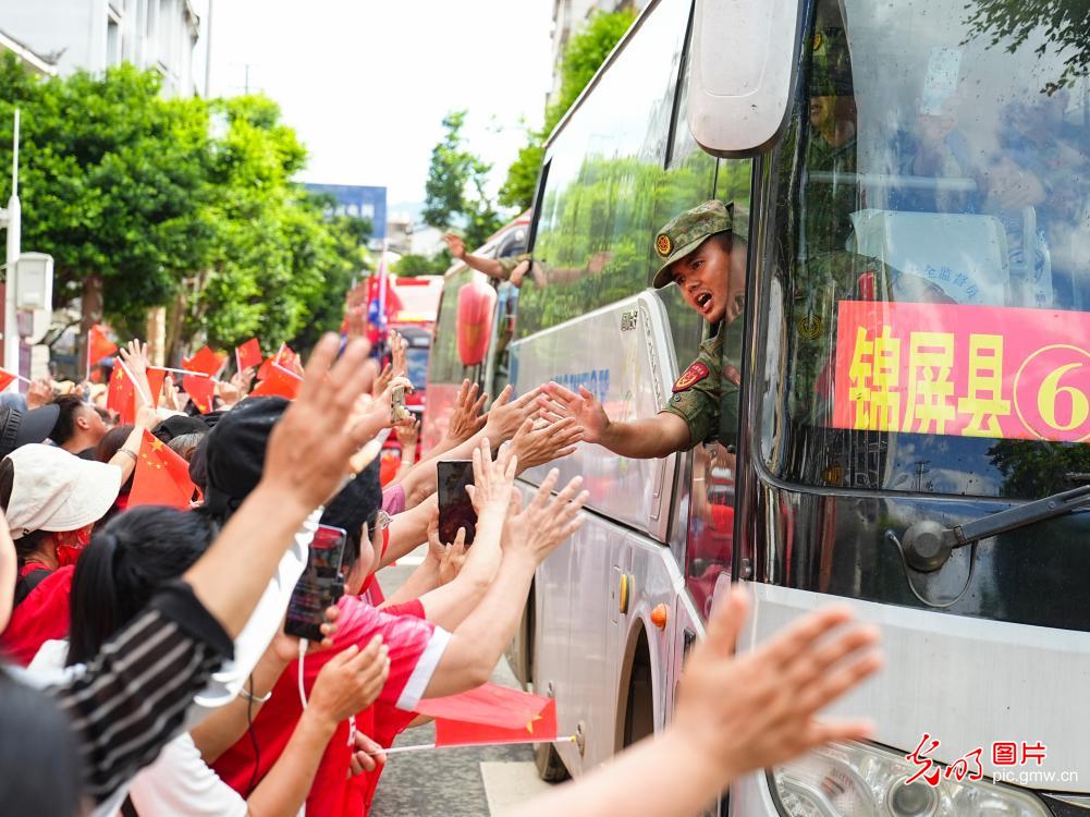 贵州榕江:群众送别抗洪抢险救援队伍 贵州榕江:群众送别抗洪抢险救援队伍