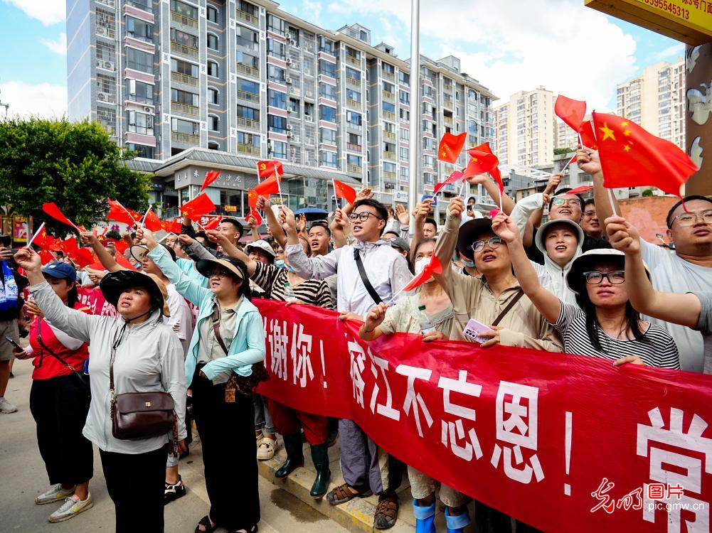 贵州榕江:群众送别抗洪抢险救援队伍 贵州榕江:群众送别抗洪抢险救援队伍