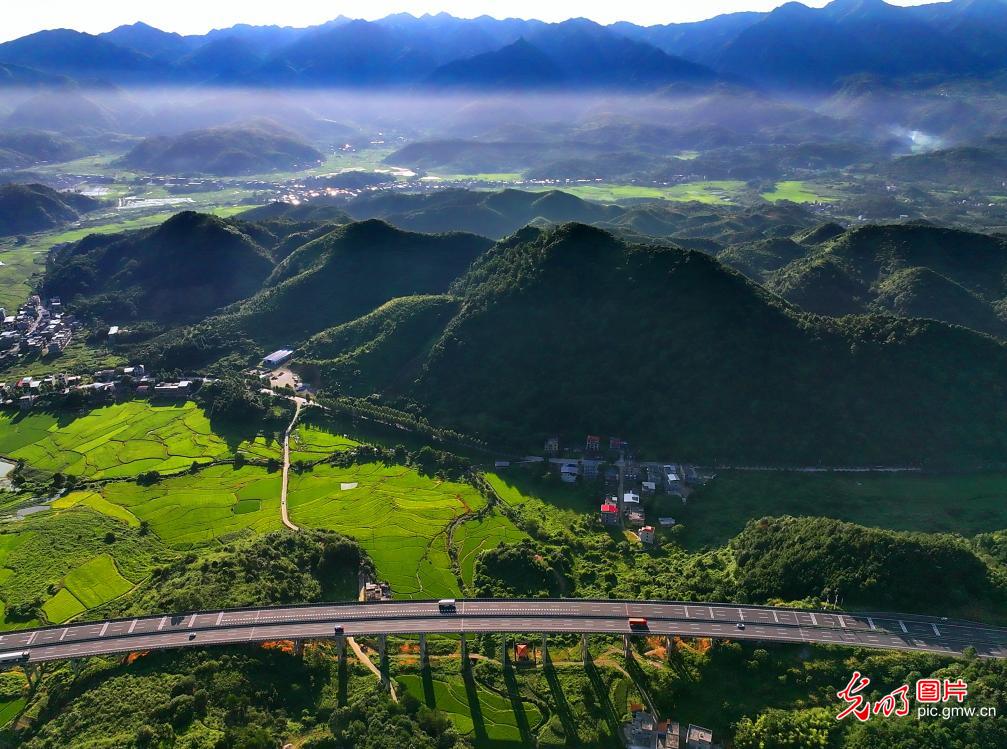 路畅景美画中行