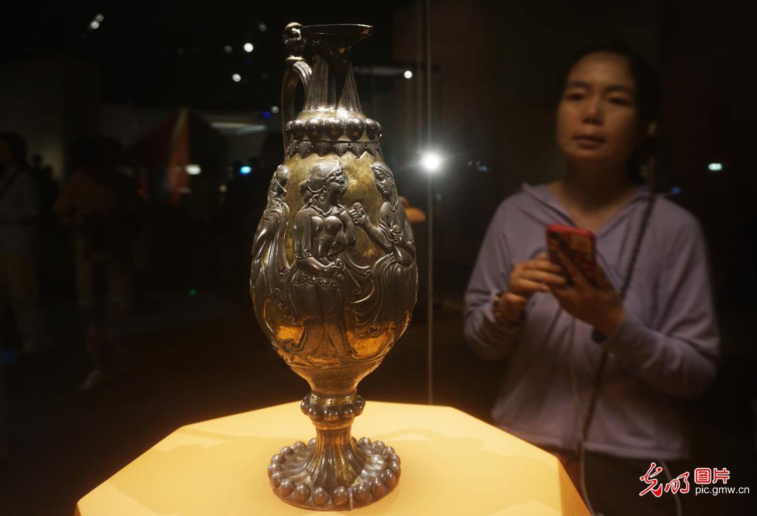 宁夏固原文物精品展亮相上海