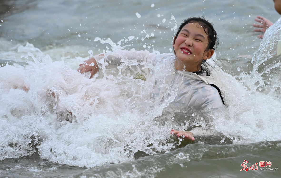 暑期旅游“热浪”来袭 全国多地迎来客流高峰