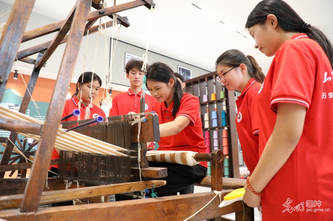 大学生“非遗研学”度暑假