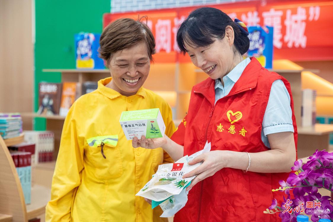 酷暑送清凉 户外劳动者乐享“绿荫”