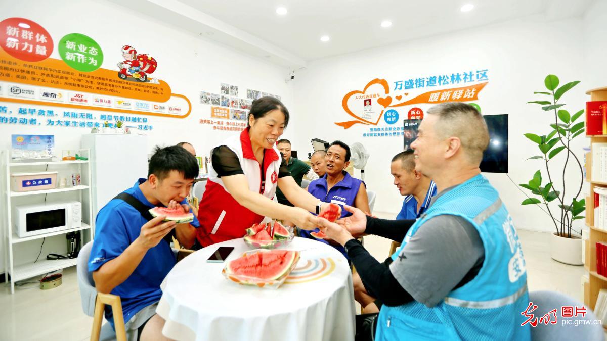 酷暑送清凉 户外劳动者乐享“绿荫”