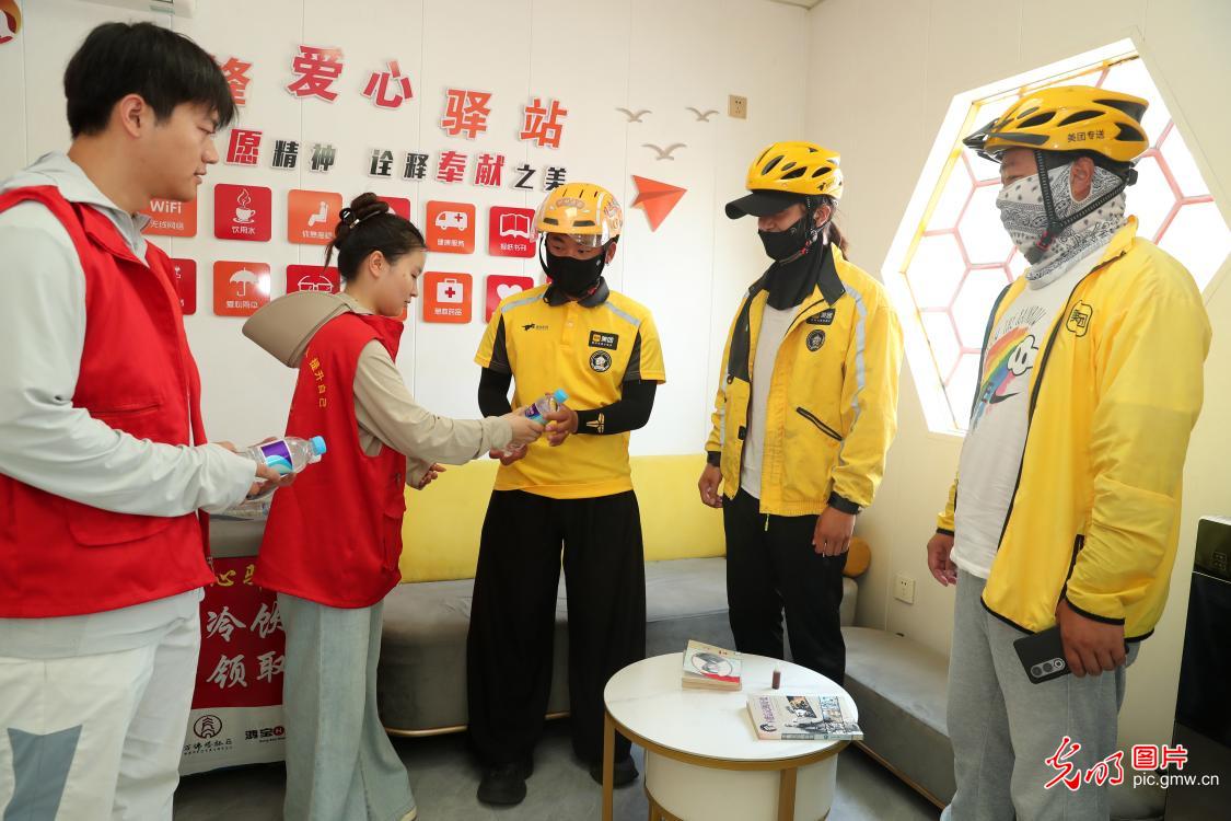 酷暑送清凉 户外劳动者乐享“绿荫”