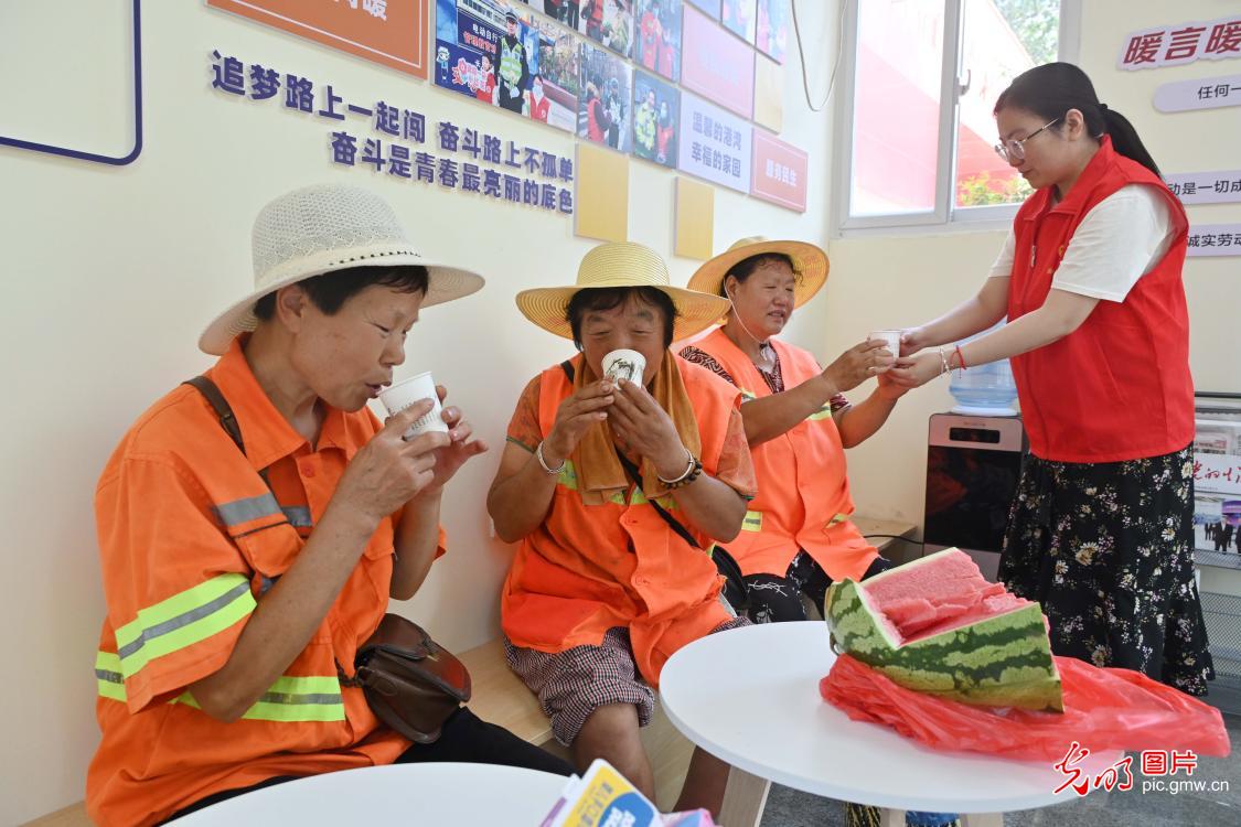 酷暑送清凉 户外劳动者乐享“绿荫”