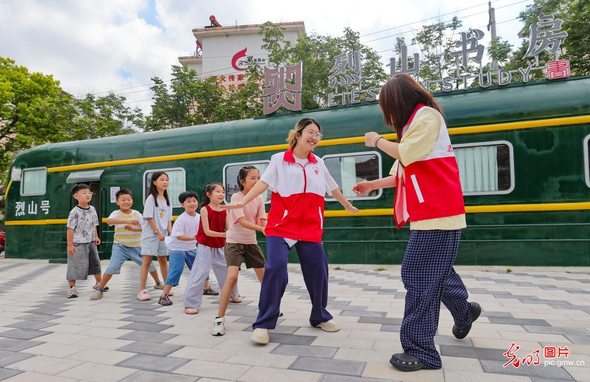 多元特色课程 “托” 起多彩假期