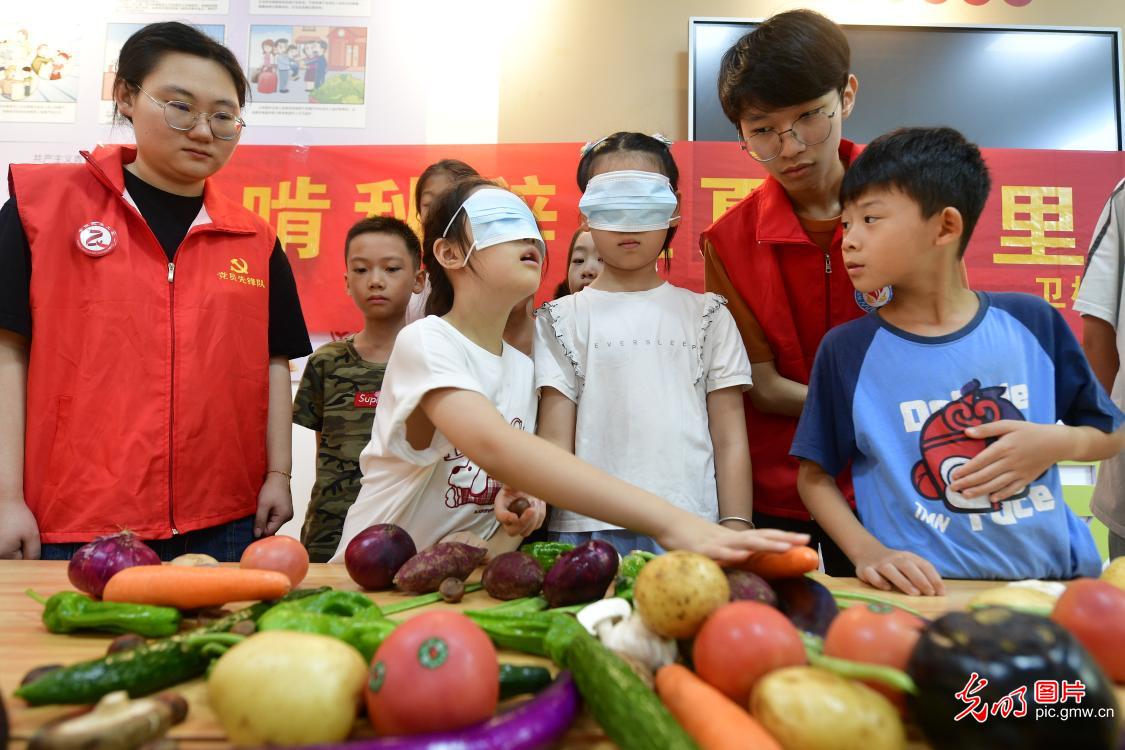 “啃秋”迎秋凉 民俗润童心