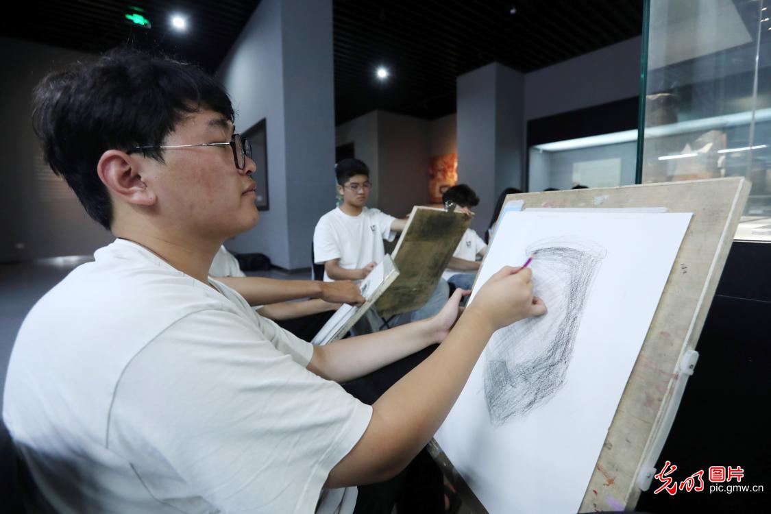 博物馆里“画”文物