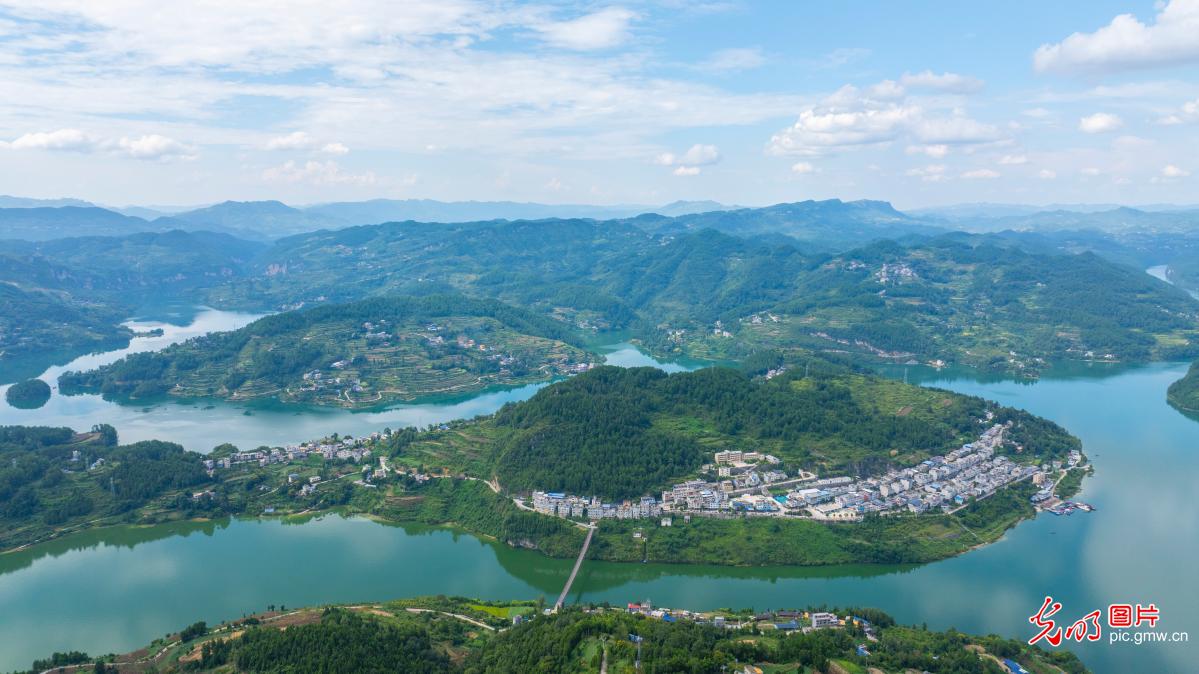 碧水绕群山 田园绘新景