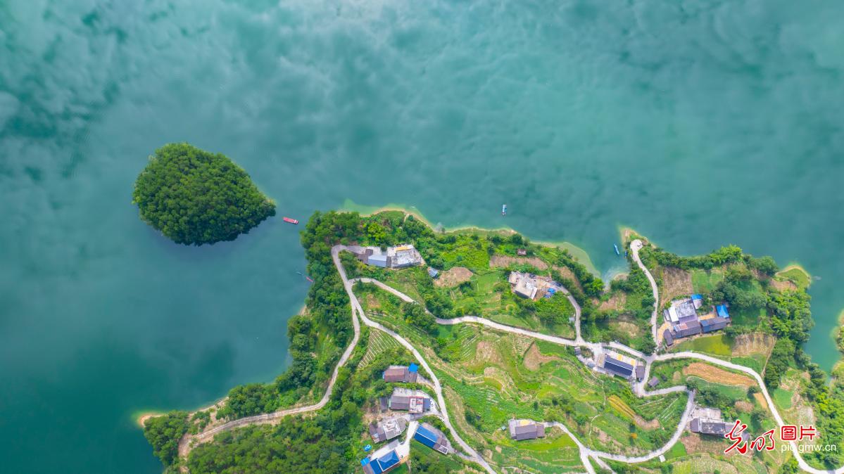 碧水绕群山 田园绘新景