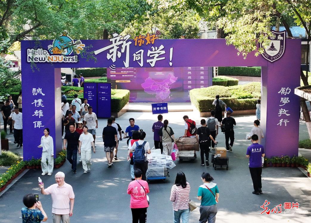大学校园迎新生