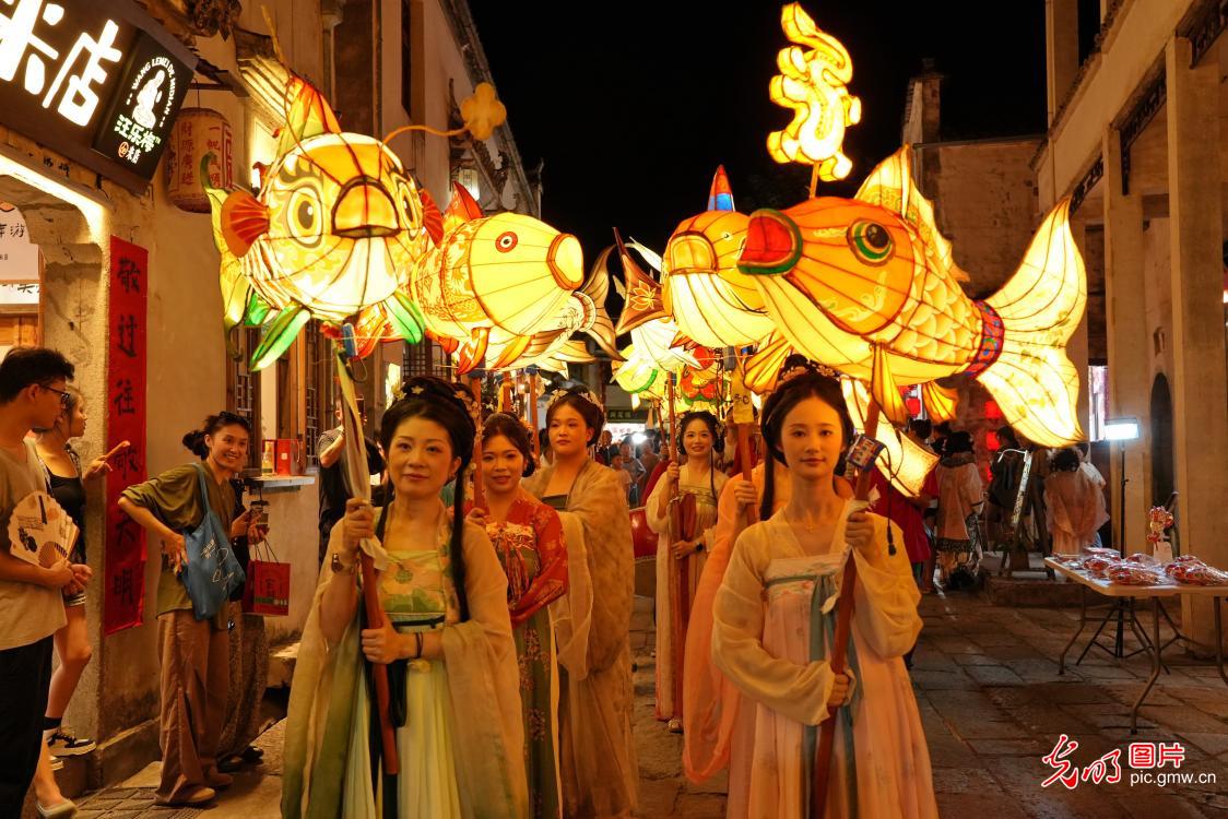 鱼灯舞月夜 古村映星河