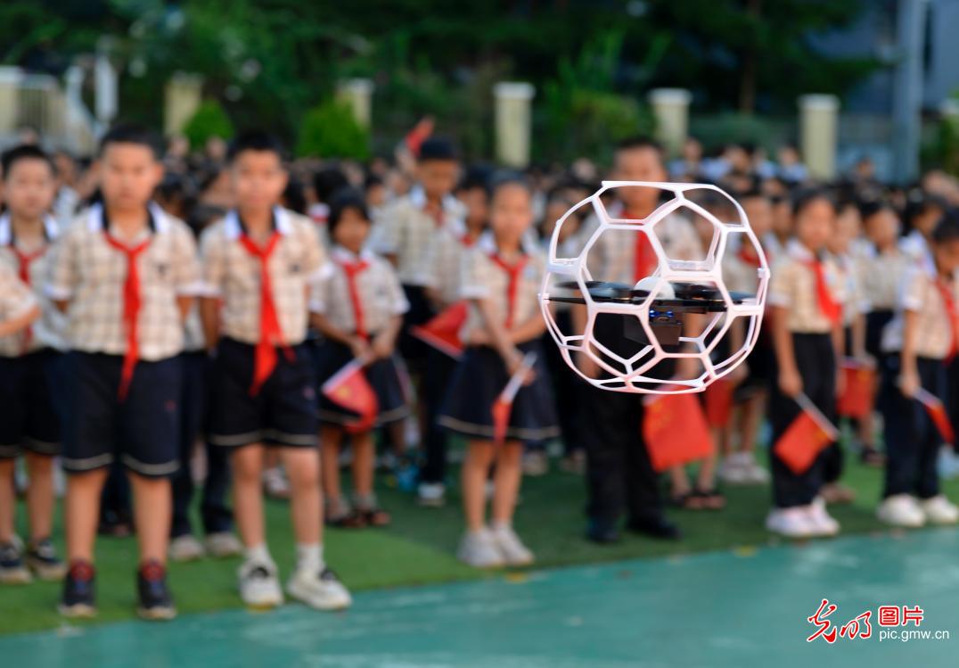 科技感拉满 点亮开学第一课 科技感拉满 点亮开学第一课