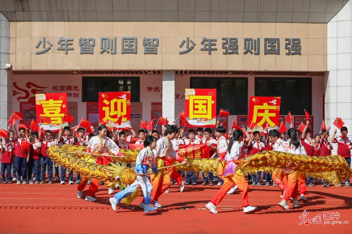 多彩活动迎“双节”