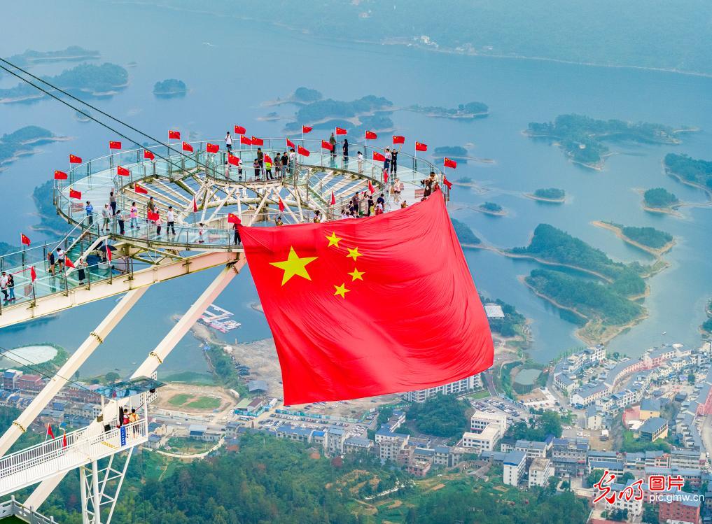 双节同庆引爆出游热潮 全国景点再现“人从众”