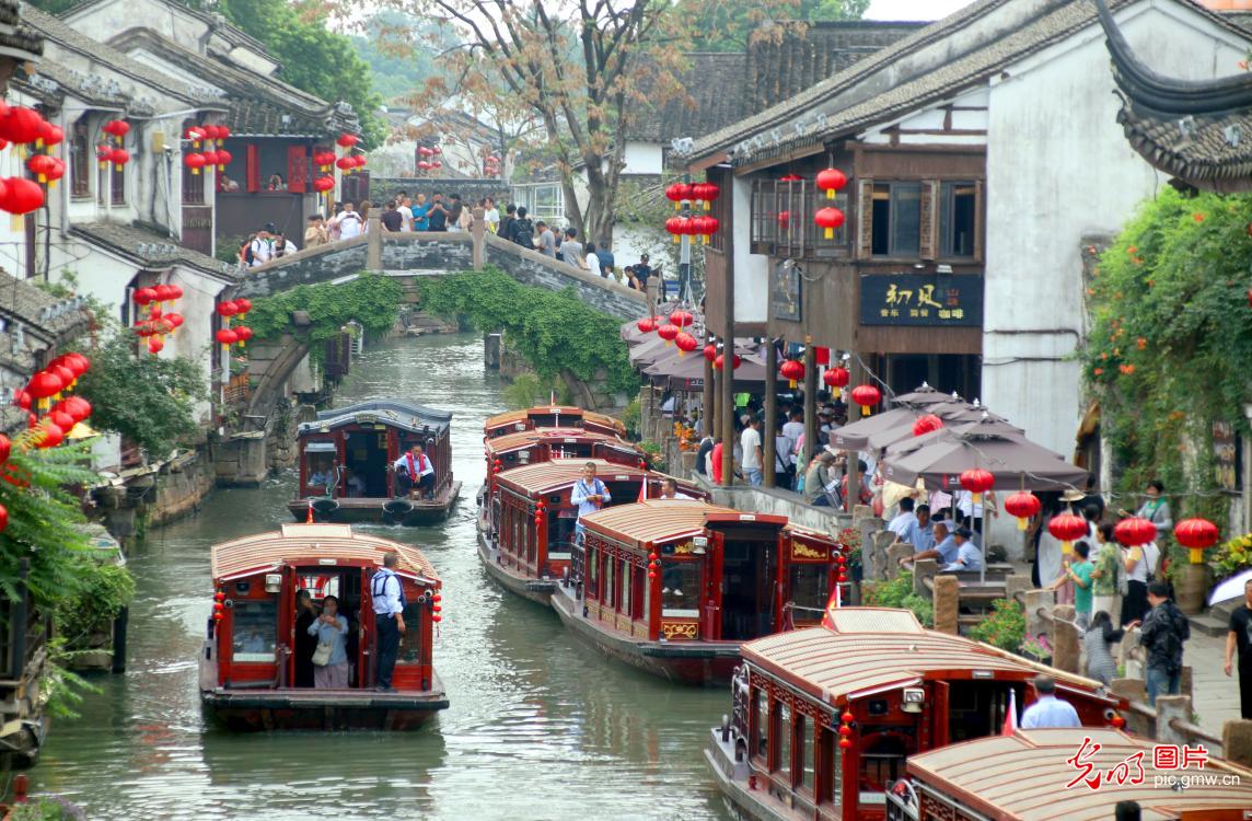 双节同庆引爆出游热潮 全国景点再现“人从众”