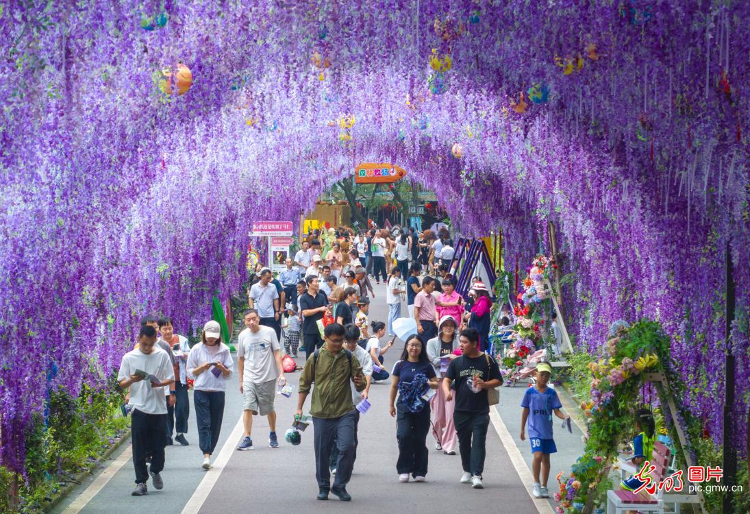双节同庆引爆出游热潮 全国景点再现“人从众”