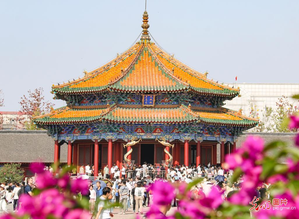 双节同庆引爆出游热潮 全国景点再现“人从众”